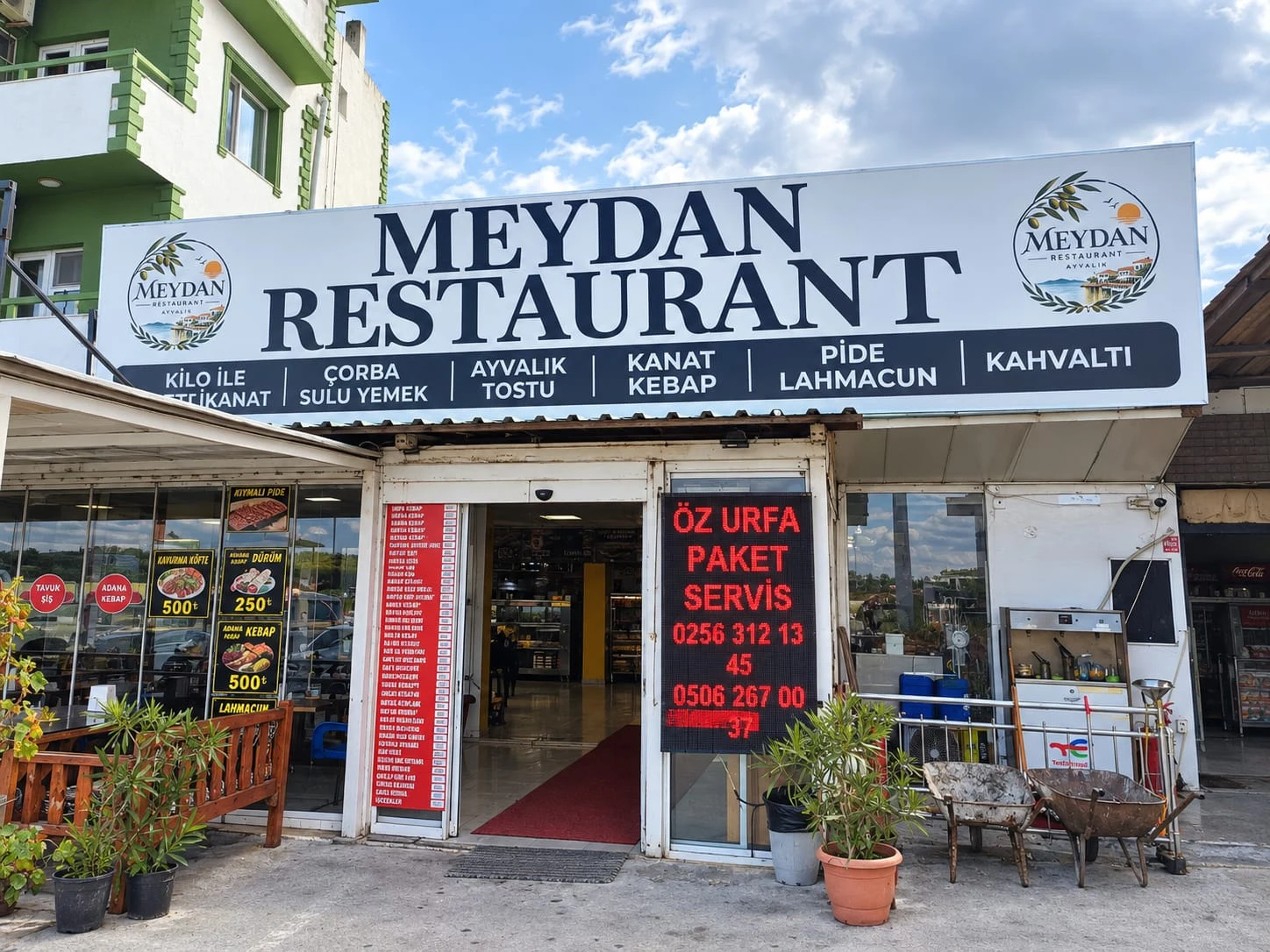 Meydan Restaurant gerçek dış cephesi ve tabelası